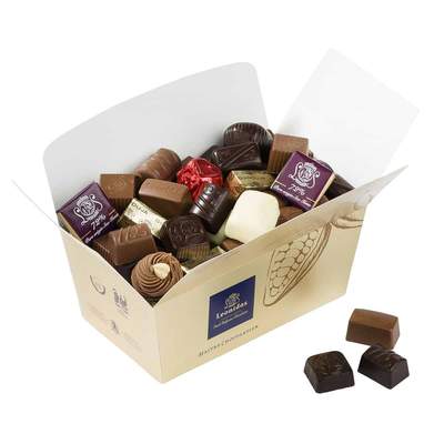 Caixa dourada com um sortido de pralines belgas: chocolate negro, de leite e branco