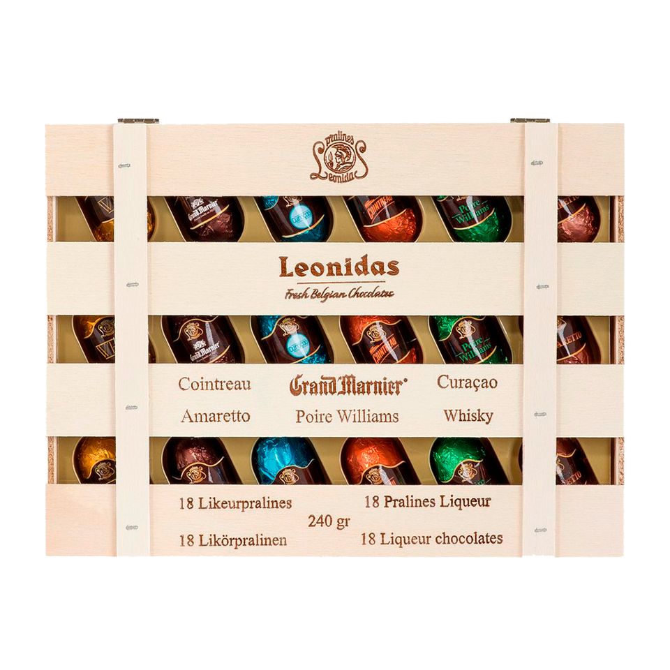 Caixa de madeira crua com bombons recheados com vários tipos de licor: cointreau, amaretto, poire williams, curaçao e whisky