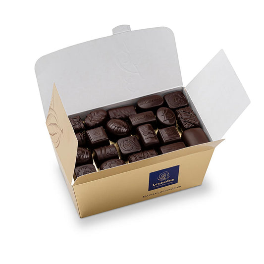 caixa dourada com bombons de chocolate negro da leonidas