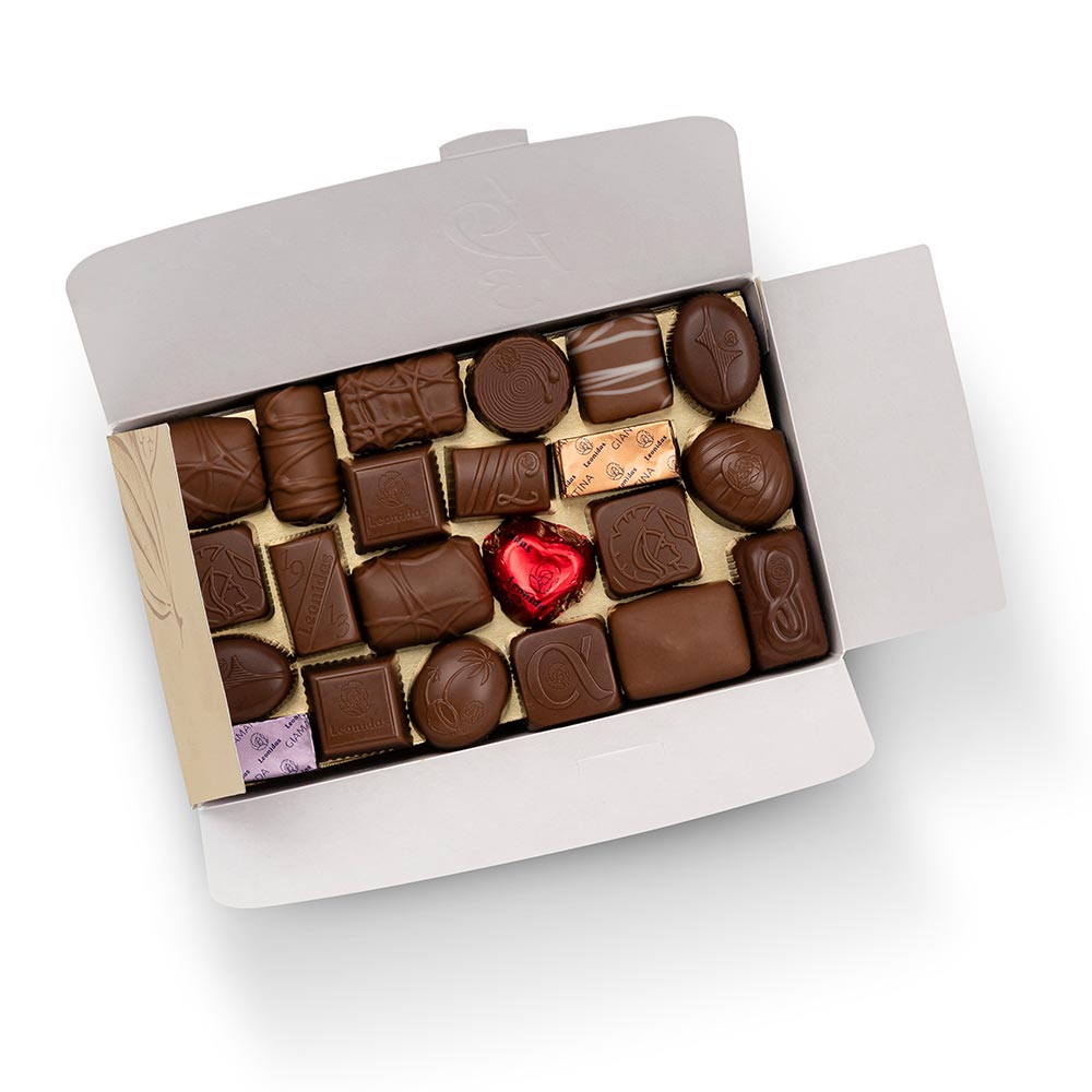 caixa dourada com bombons de chocolate de leite da leonidas