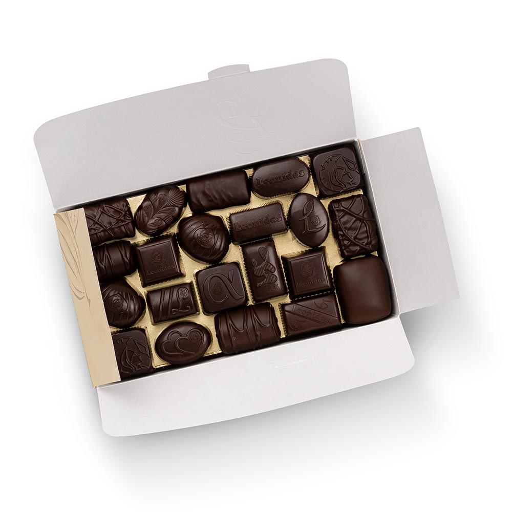 caixa dourada com bombons de chocolate negro da leonidas