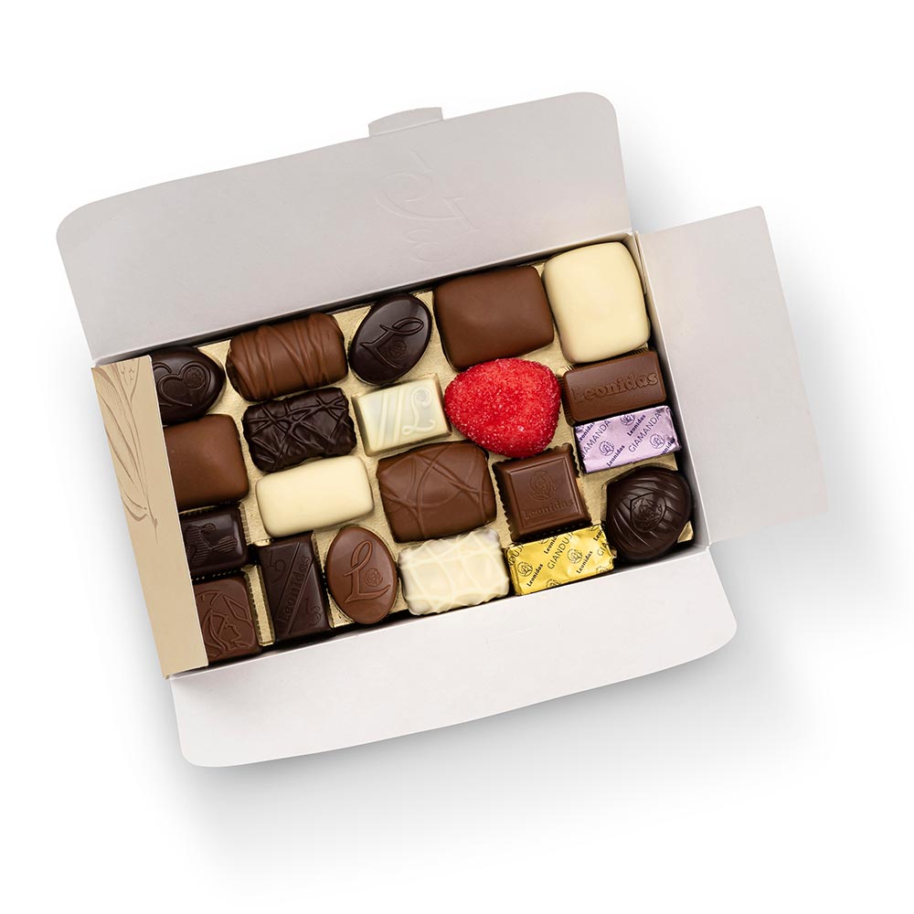 caixa dourada com bombons de chocolate sortidos da leonidas