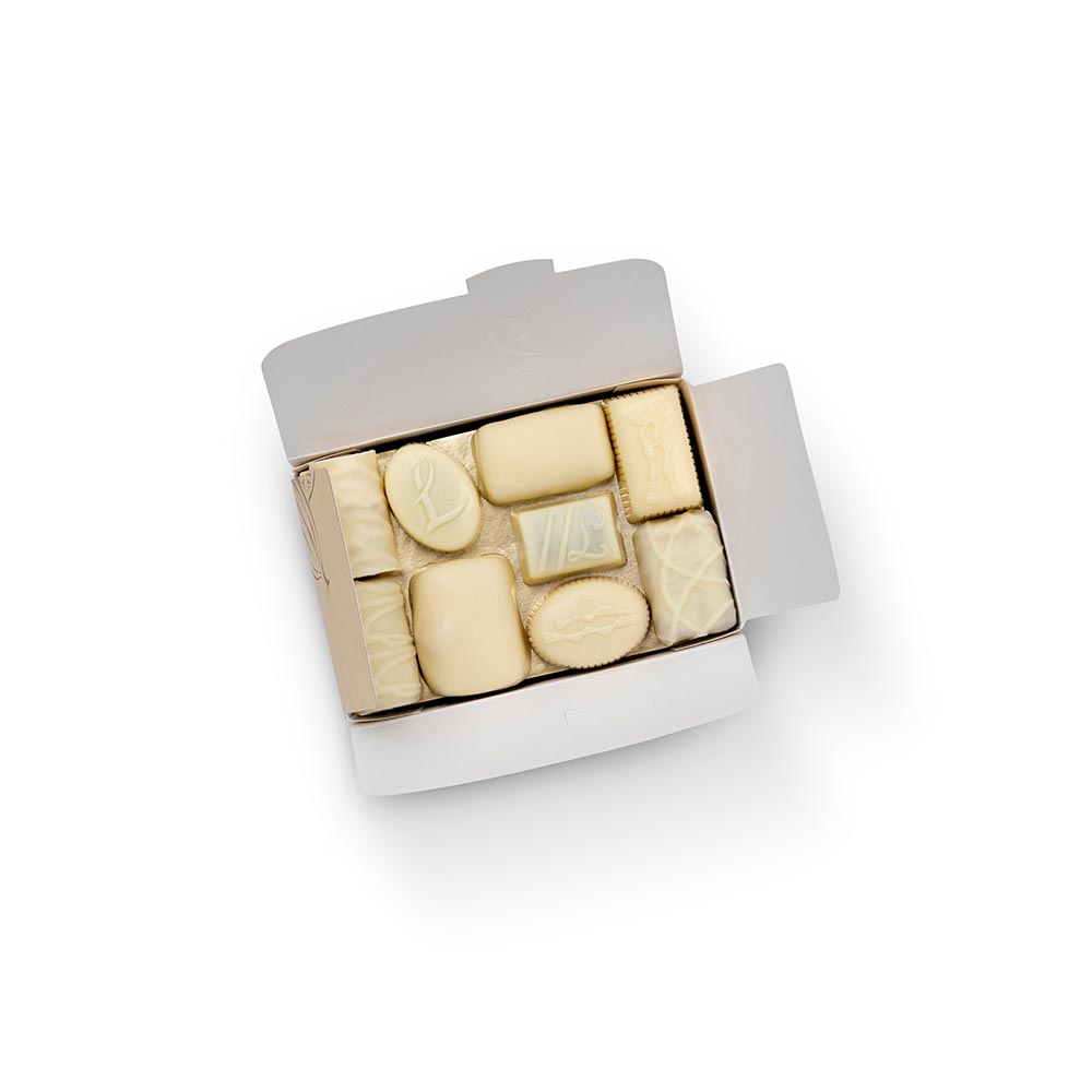 caixa dourada com bombons de chocolate branco da leonidas