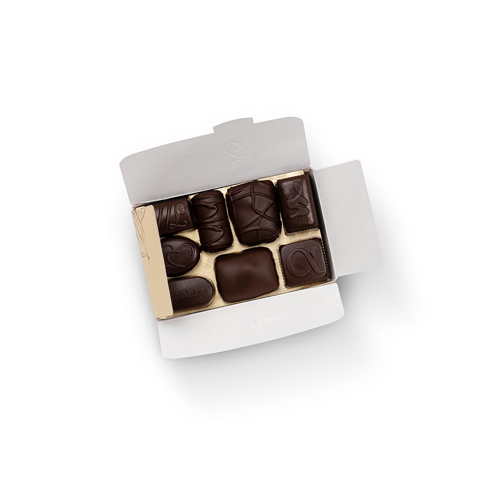 caixa dourada com bombons de chocolate negro da leonidas