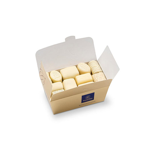 caixa dourada com bombons de chocolate branco da leonidas