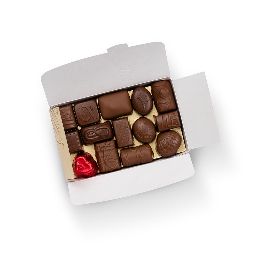 caixa dourada com bombons de chocolate de leite da leonidas