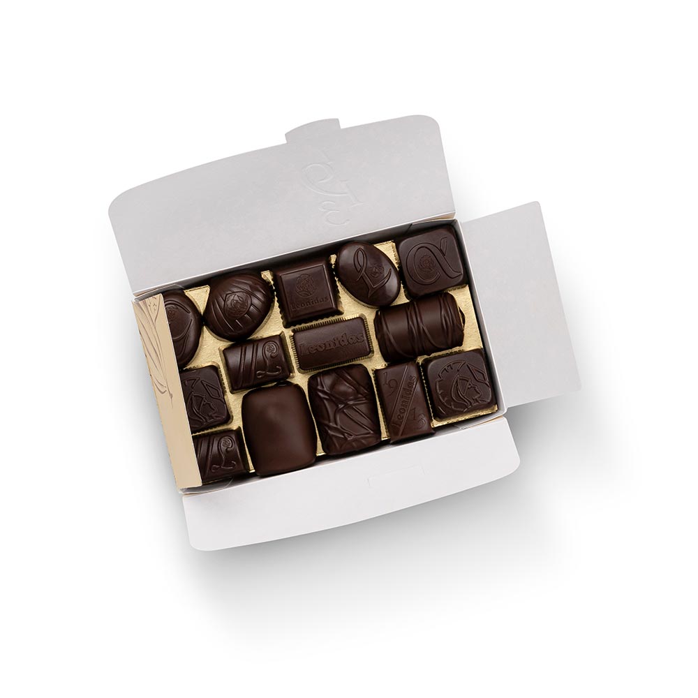 caixa dourada com bombons de chocolate negro da leonidas