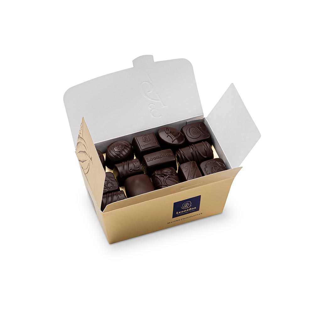 caixa dourada com bombons de chocolate negro da leonidas