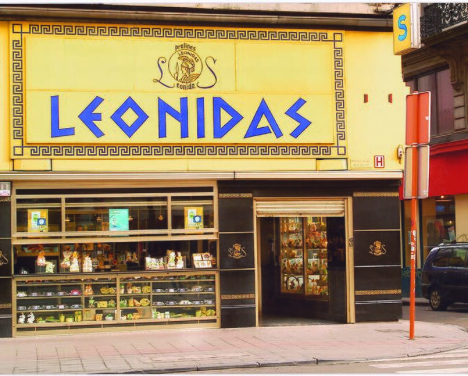 loja leonidas em 1985, fachada amarela com logo em azul forte