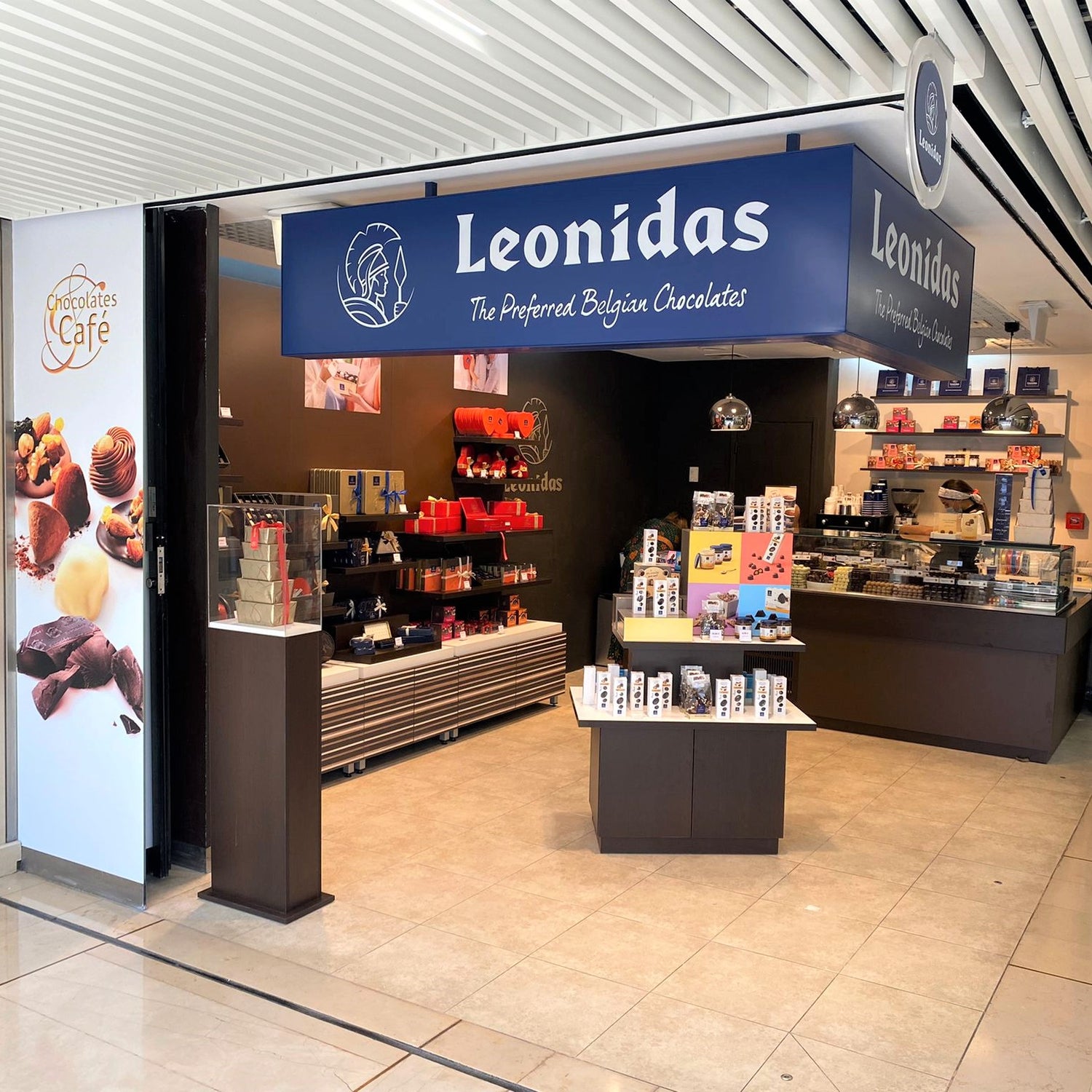 loja física leonidas em Benfica, no centro comercial fonte nova montra e letreiro azul escuro com logotipo da leonidas