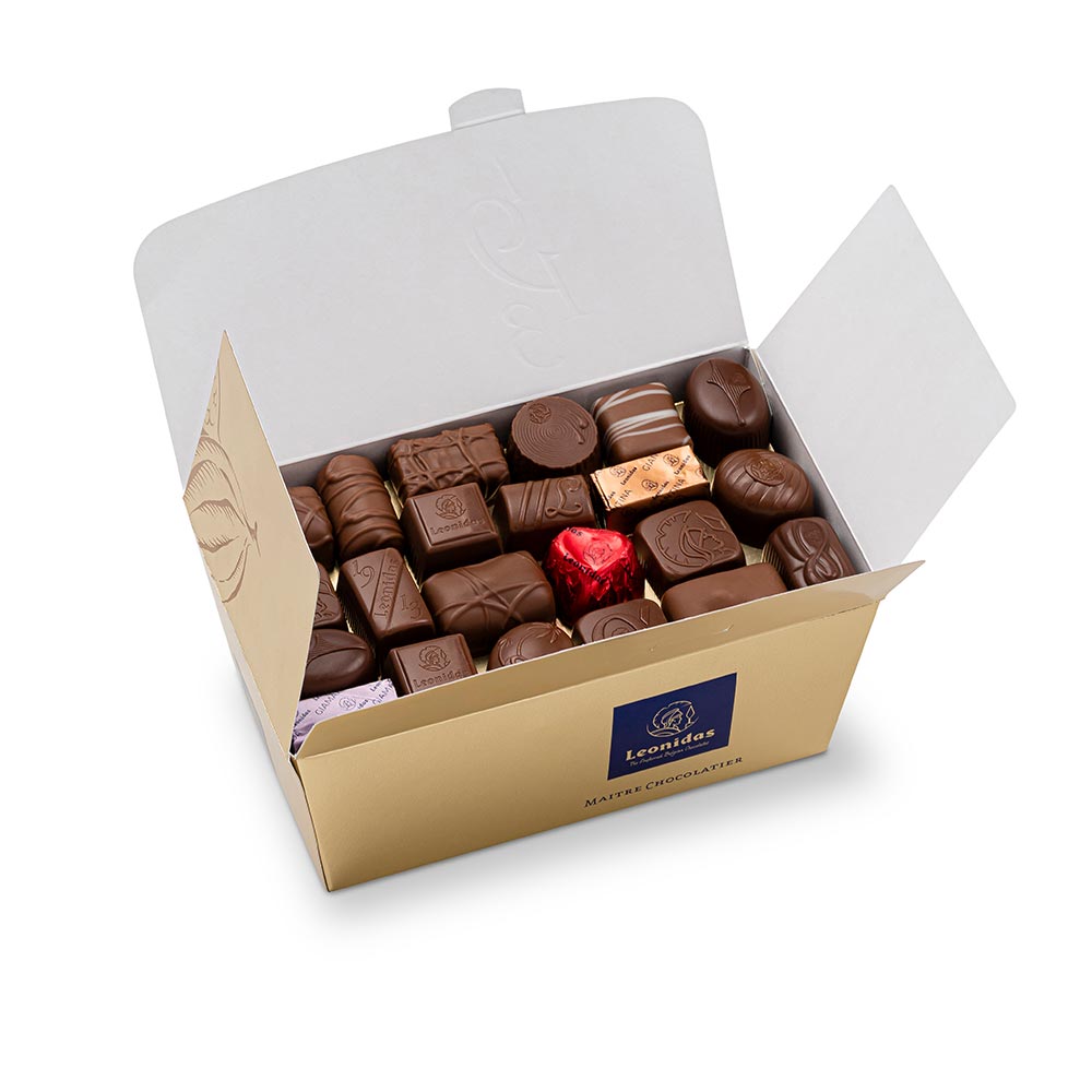 caixa dourada com bombons de chocolate de leite da leonidas