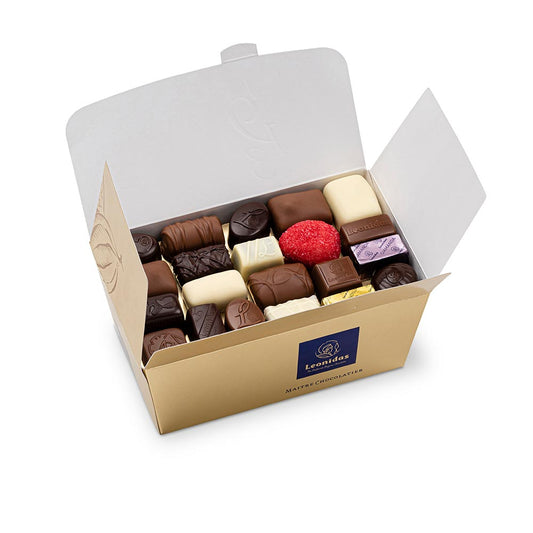 caixa dourada com bombons de chocolate sortidos da leonidas