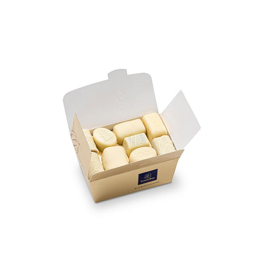 caixa dourada com bombons de chocolate branco da leonidas