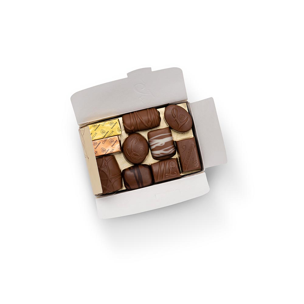 caixa dourada com bombons de chocolate de leite da leonidas