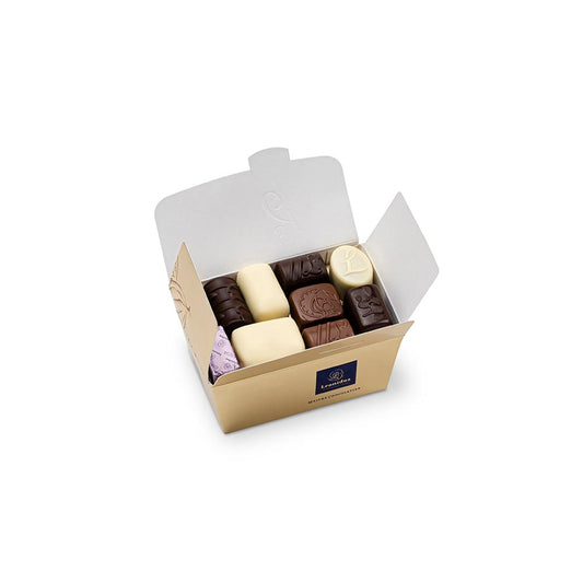 caixa dourada com bombons de chocolate sortidos da leonidas