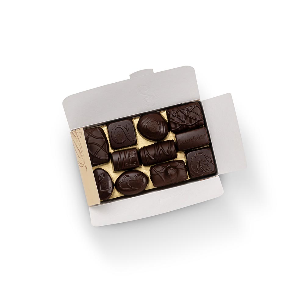 caixa dourada com bombons de chocolate negro da leonidas