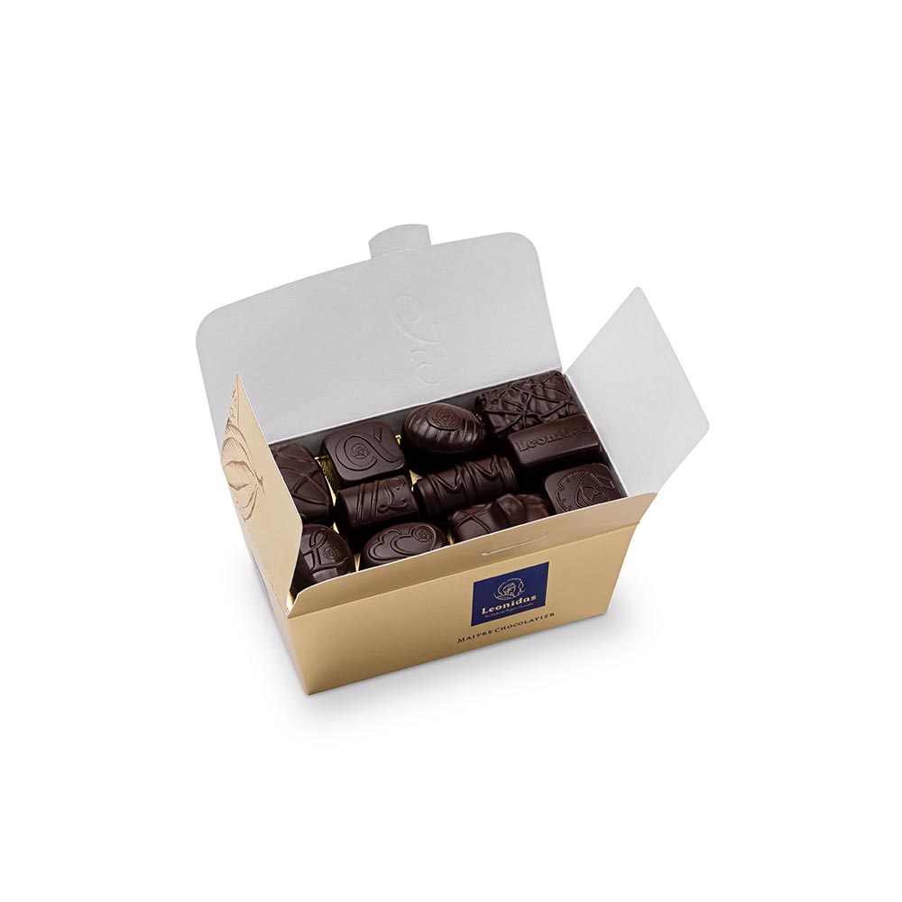 caixa dourada com bombons de chocolate negro da leonidas
