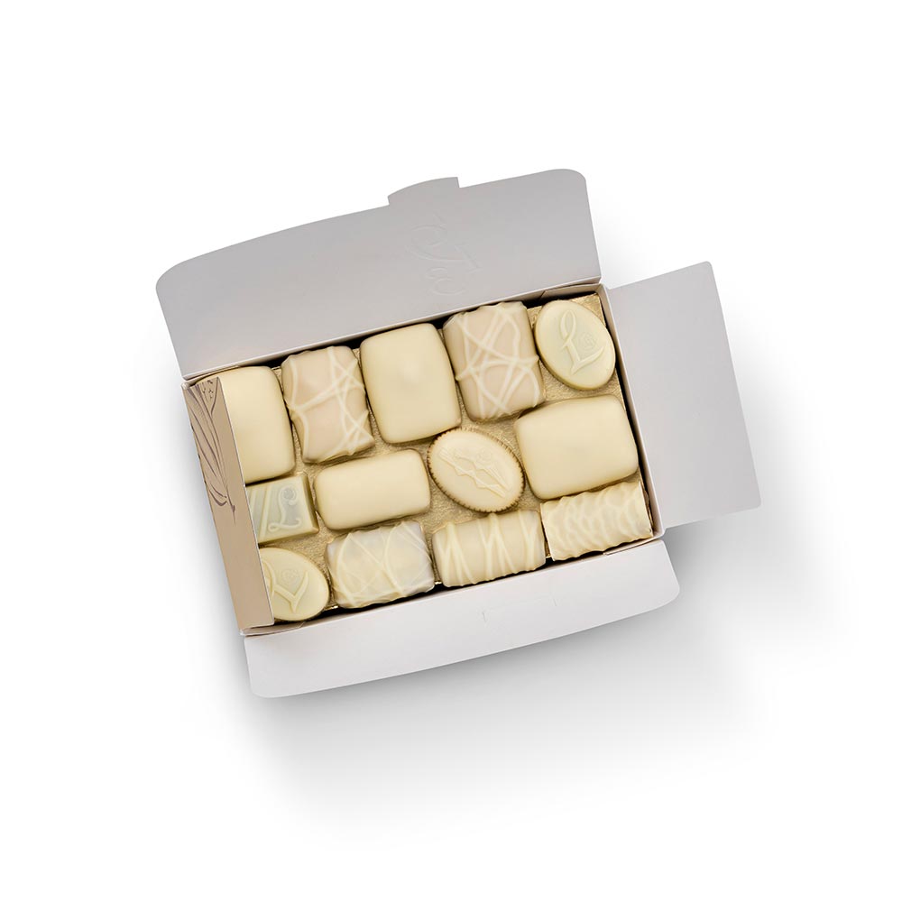 caixa dourada com bombons de chocolate branco da leonidas