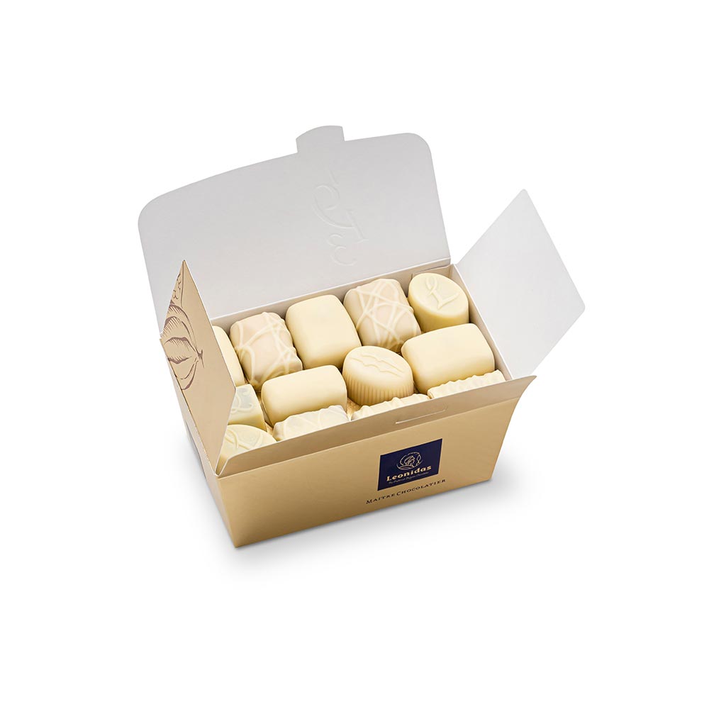 caixa dourada com bombons de chocolate branco da leonidas
