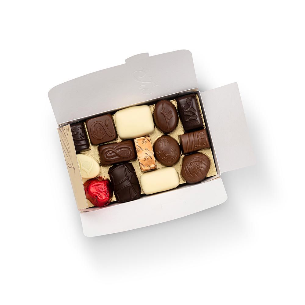 caixa dourada com bombons de chocolate sortidos da leonidas