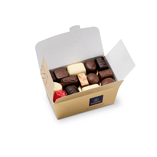 caixa dourada com bombons de chocolate sortidos da leonidas