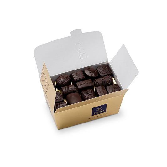 caixa dourada com bombons de chocolate negro da leonidas