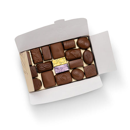 caixa dourada com bombons de chocolate de leite da leonidas