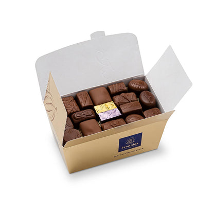 caixa dourada com bombons de chocolate de leite da leonidas