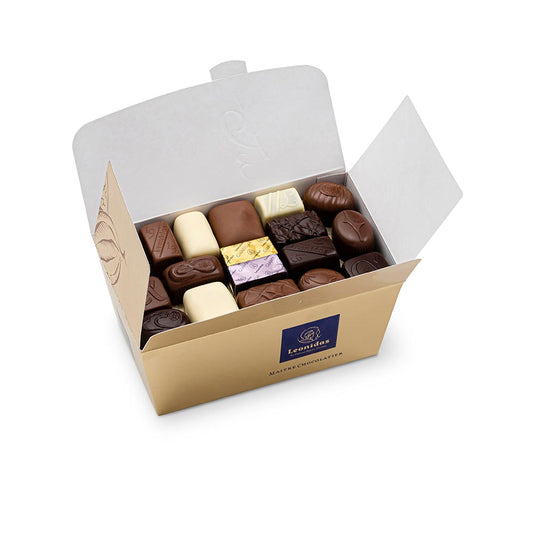 caixa dourada com bombons de chocolate sortidos da leonidas