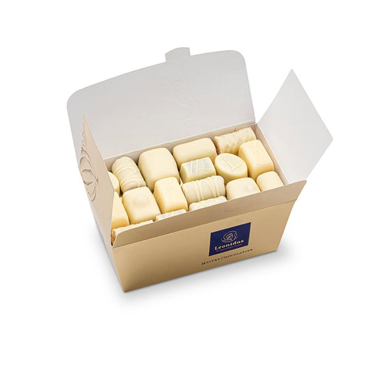 caixa dourada com bombons de chocolate branco da leonidas