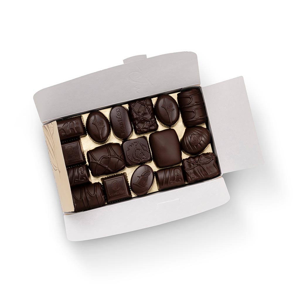 caixa dourada com bombons de chocolate negro da leonidas