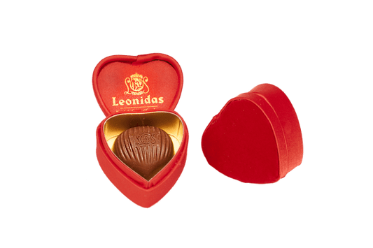 pequeno guarda joias de veludo em forma de coração que guarda um bombom de chocolate sortido